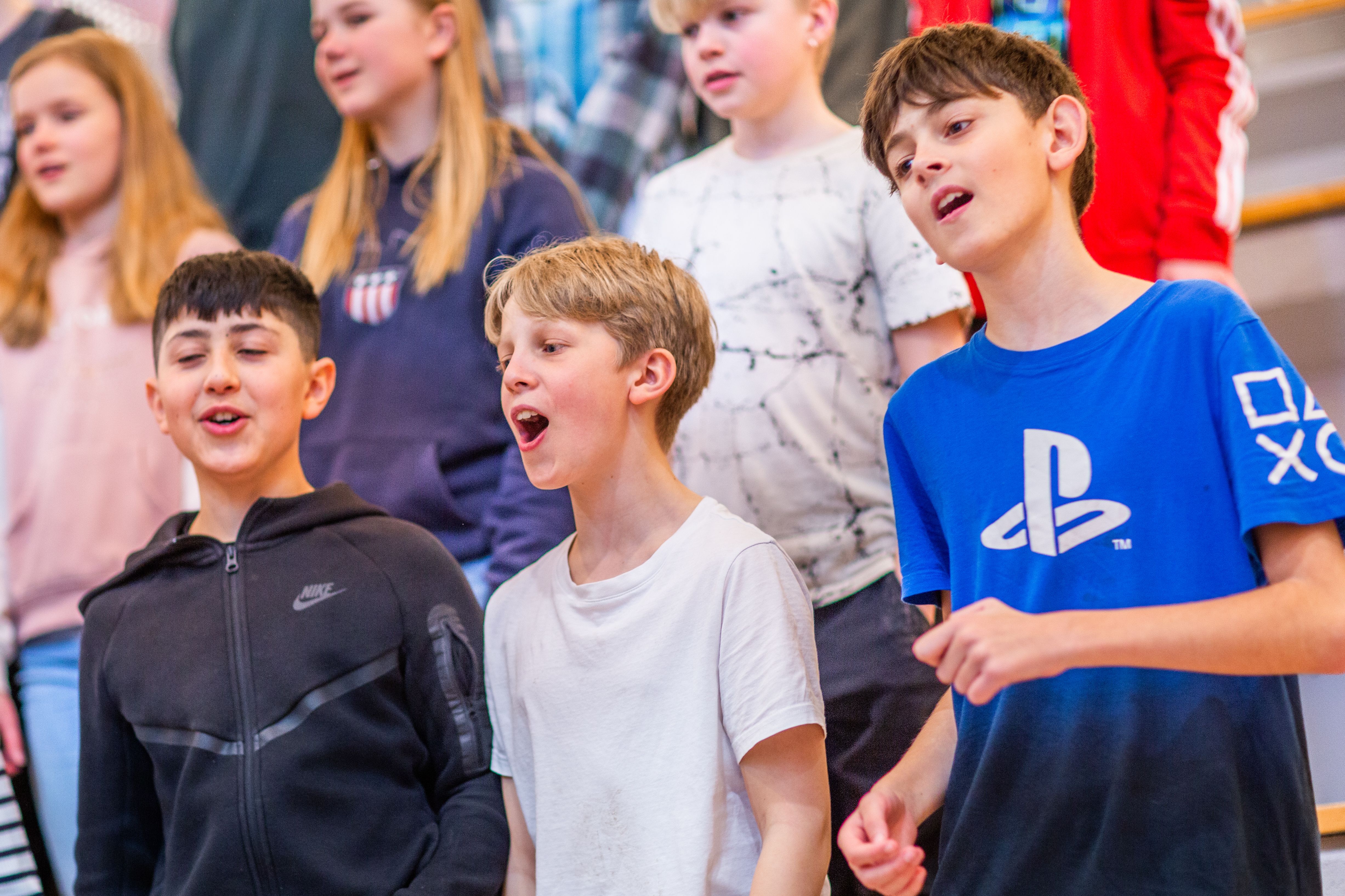 Elever på Os skole øver sang