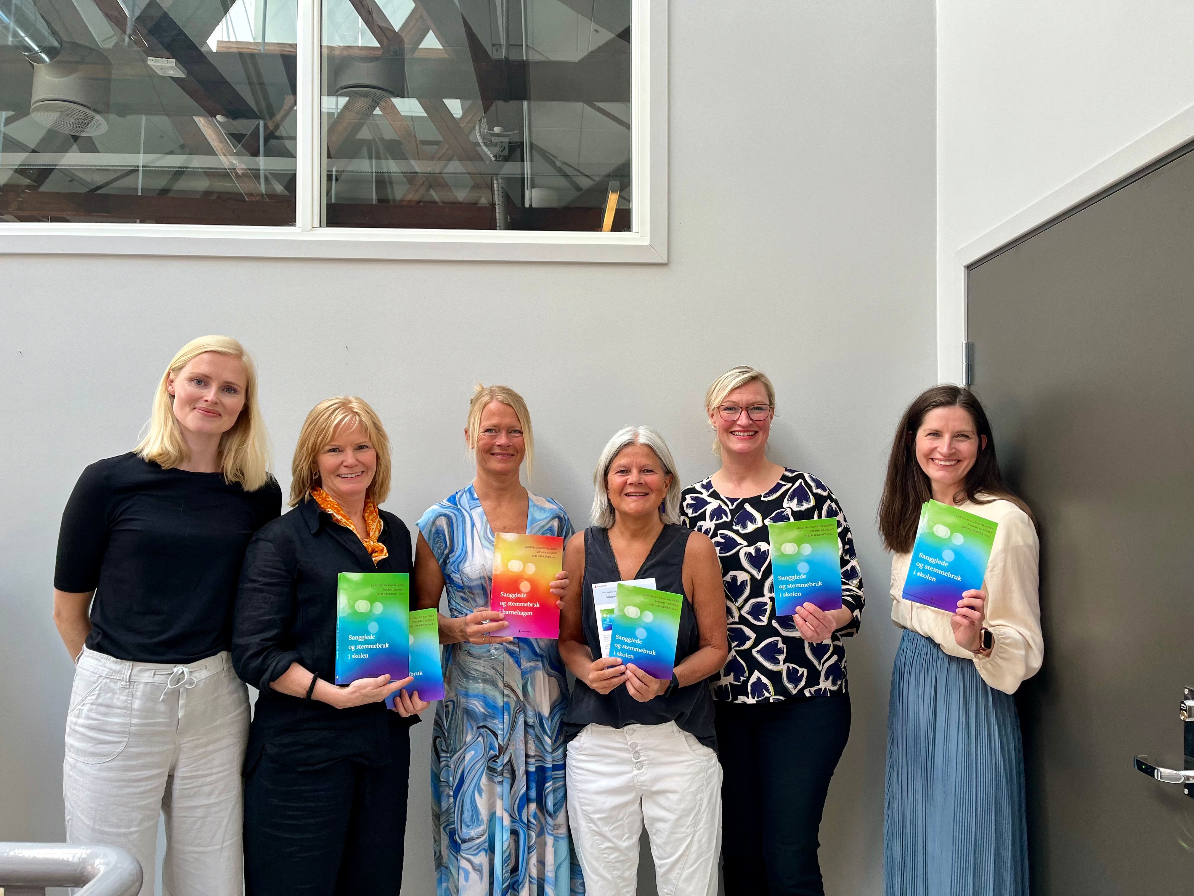 Redaktører og bidragsytere holder opp den nye boka med blått og grønt omslag. På bildet: Johanne Stende (Gyldendal), Ingrid Danbolt, Anne Haugland Balsnes og Siri Haukenes (redaktører), Ann Karin Orset (Nasjonalt senter for kunst og kultur i opplæringen) og Marte Hafr (Gyldendal)