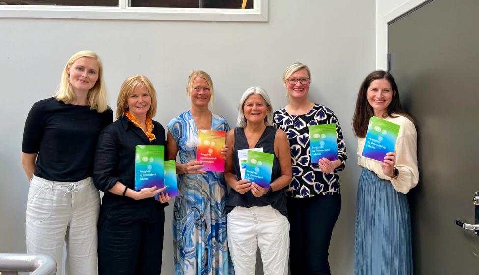 Redaktører og bidragsytere holder opp den nye boka med blått og grønt omslag. På bildet: Johanne Stende (Gyldendal), Ingrid Danbolt, Anne Haugland Balsnes og Siri Haukenes (redaktører), Ann Karin Orset (Nasjonalt senter for kunst og kultur i opplæringen) og Marte Hafr (Gyldendal)