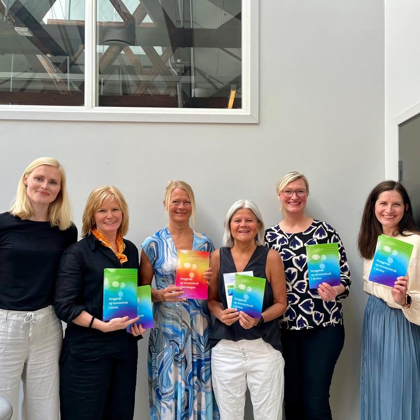 Redaktørene sammen med ansvarlige hos Gyldendal og Nasjonalt senter for kunst og kultur i opplæringen.