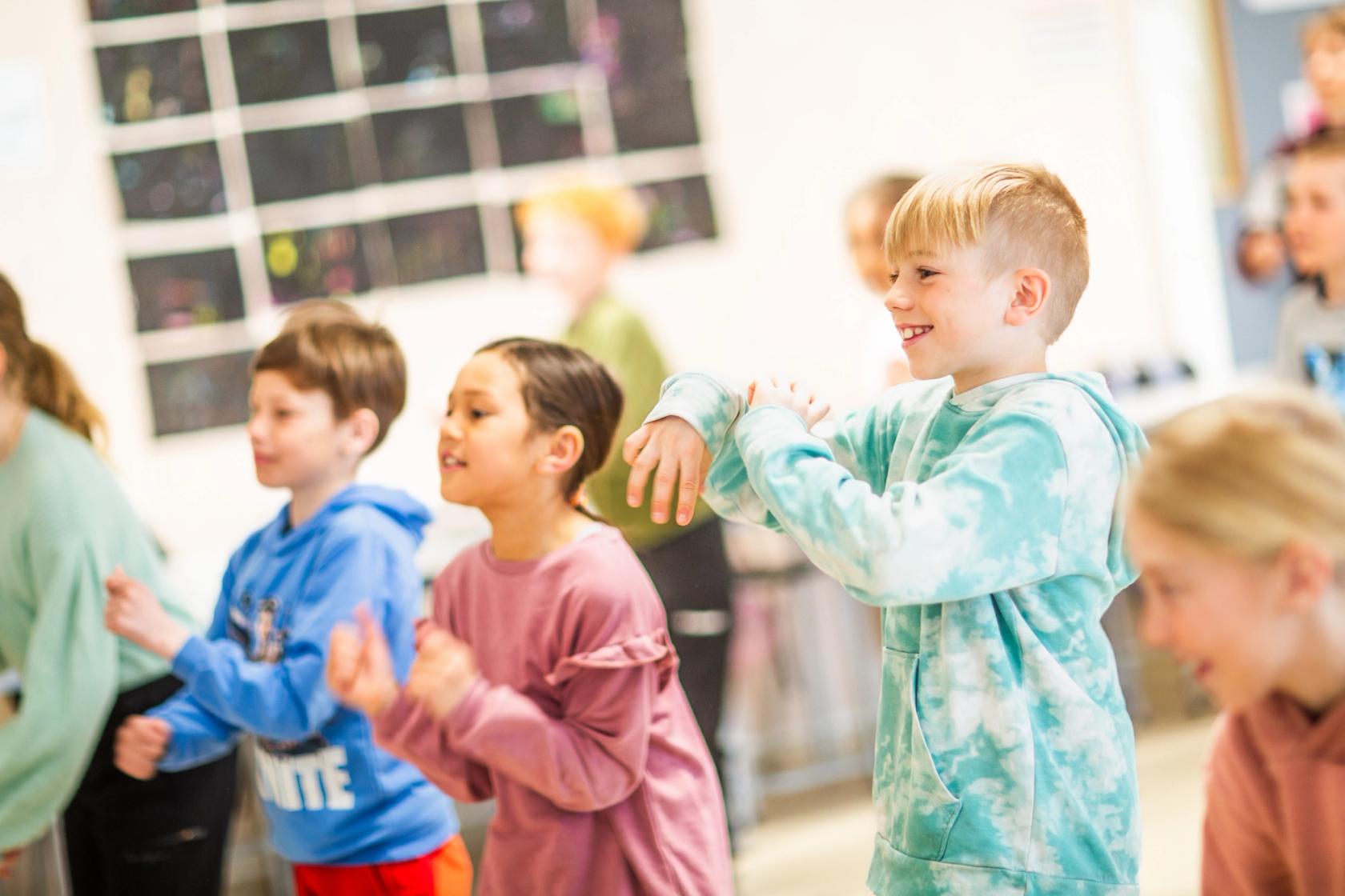 Elever på Hunn skole synger og danser