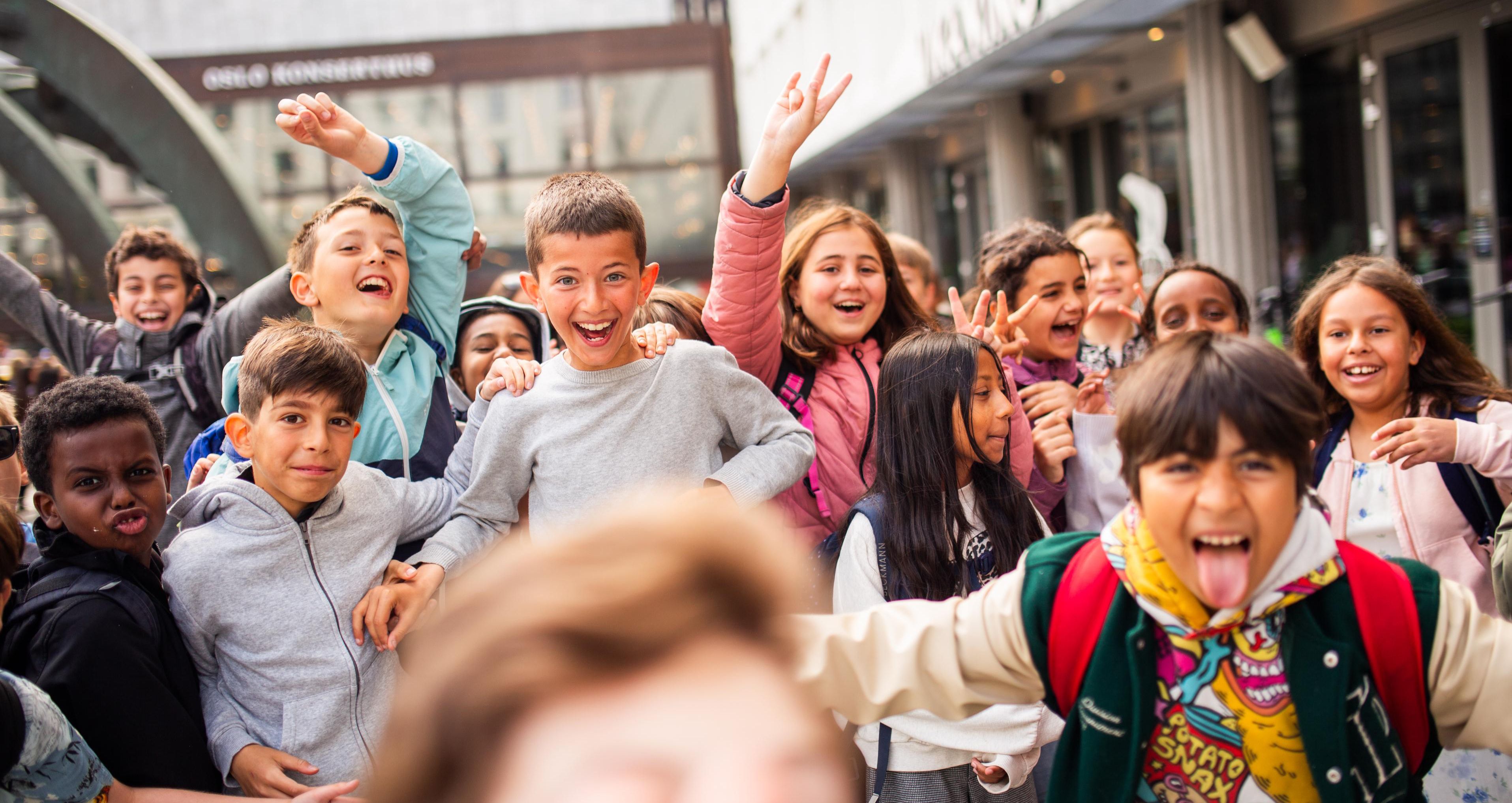 Over 1000 elever ler og smiler og synger utenfor Oslo konserthus, rett før de skal inn og synge sammen med med Oslo-filharmonien i 2025.