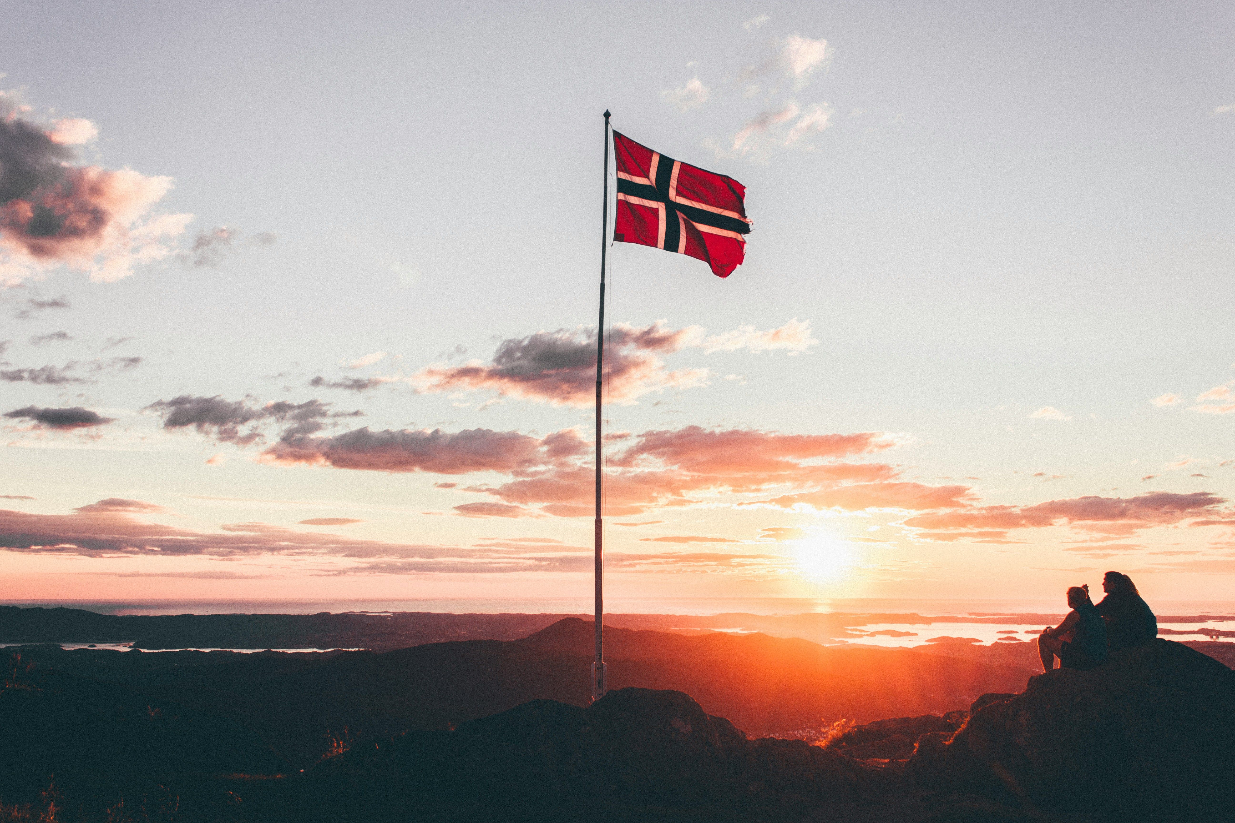 Flagg i solnedgang