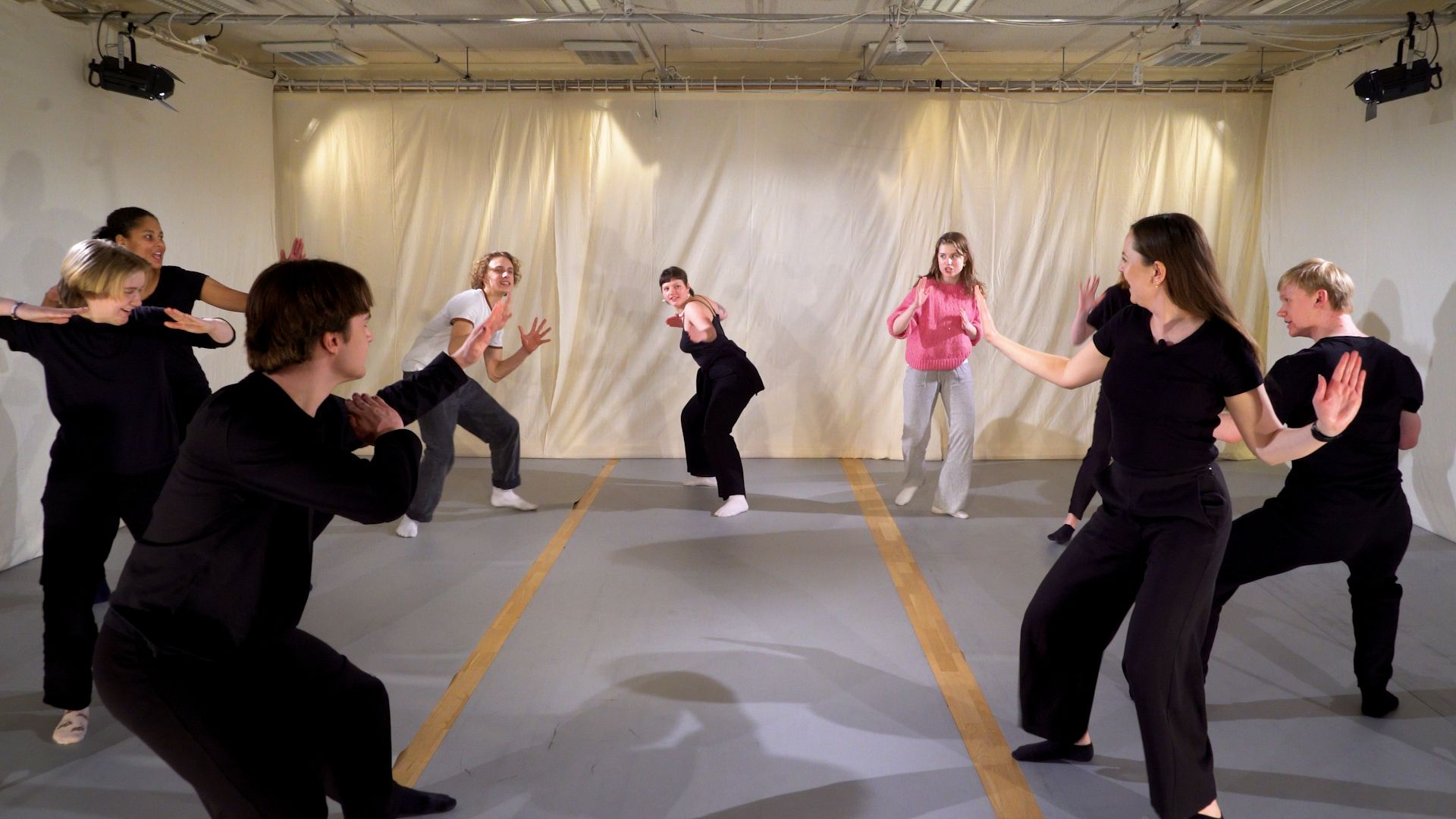 Bilete av elevar frå Romerike Folkehøgskule som leiker Ninja