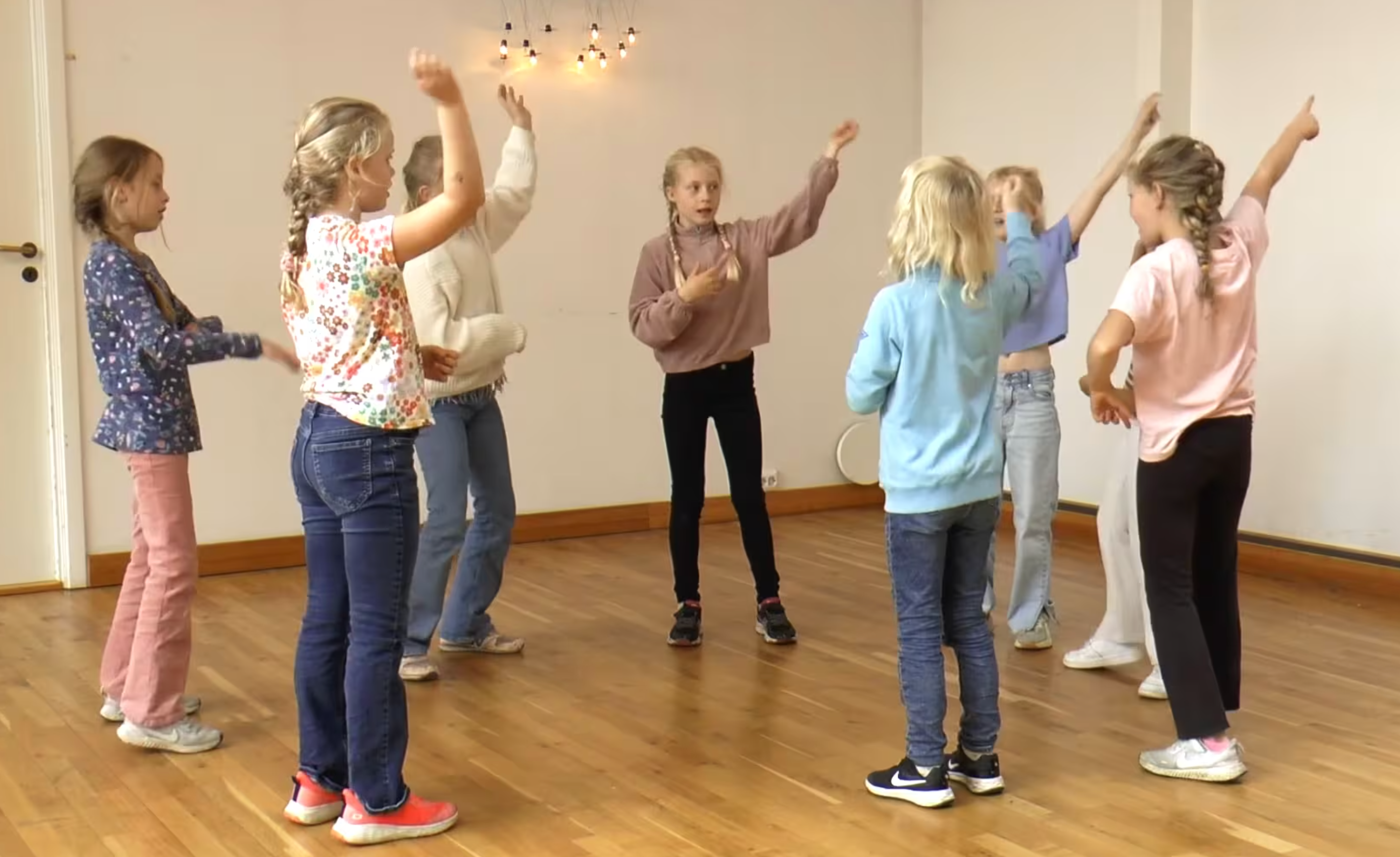 Barn som leker en sanglek i ring