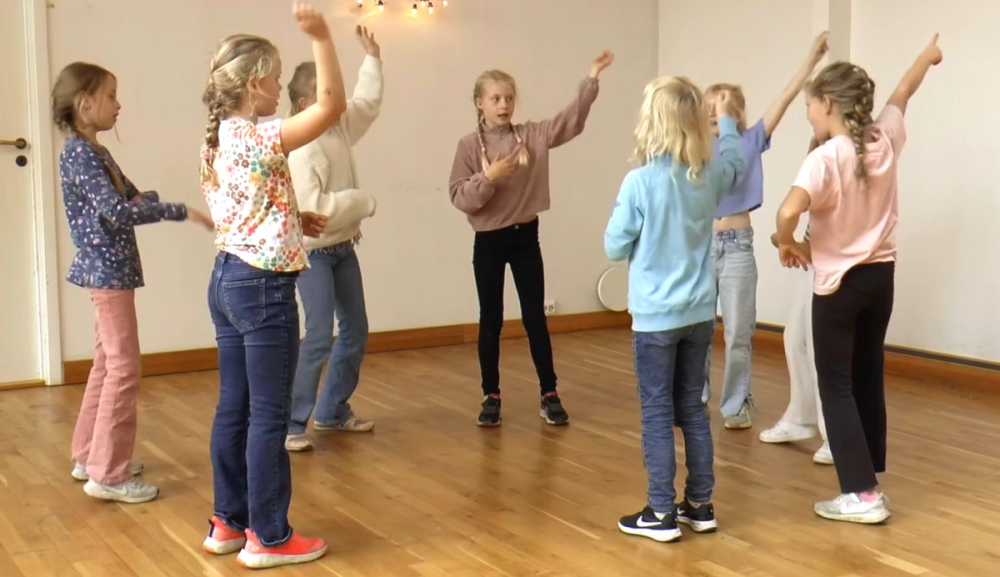 Barn som leker en sanglek i ring