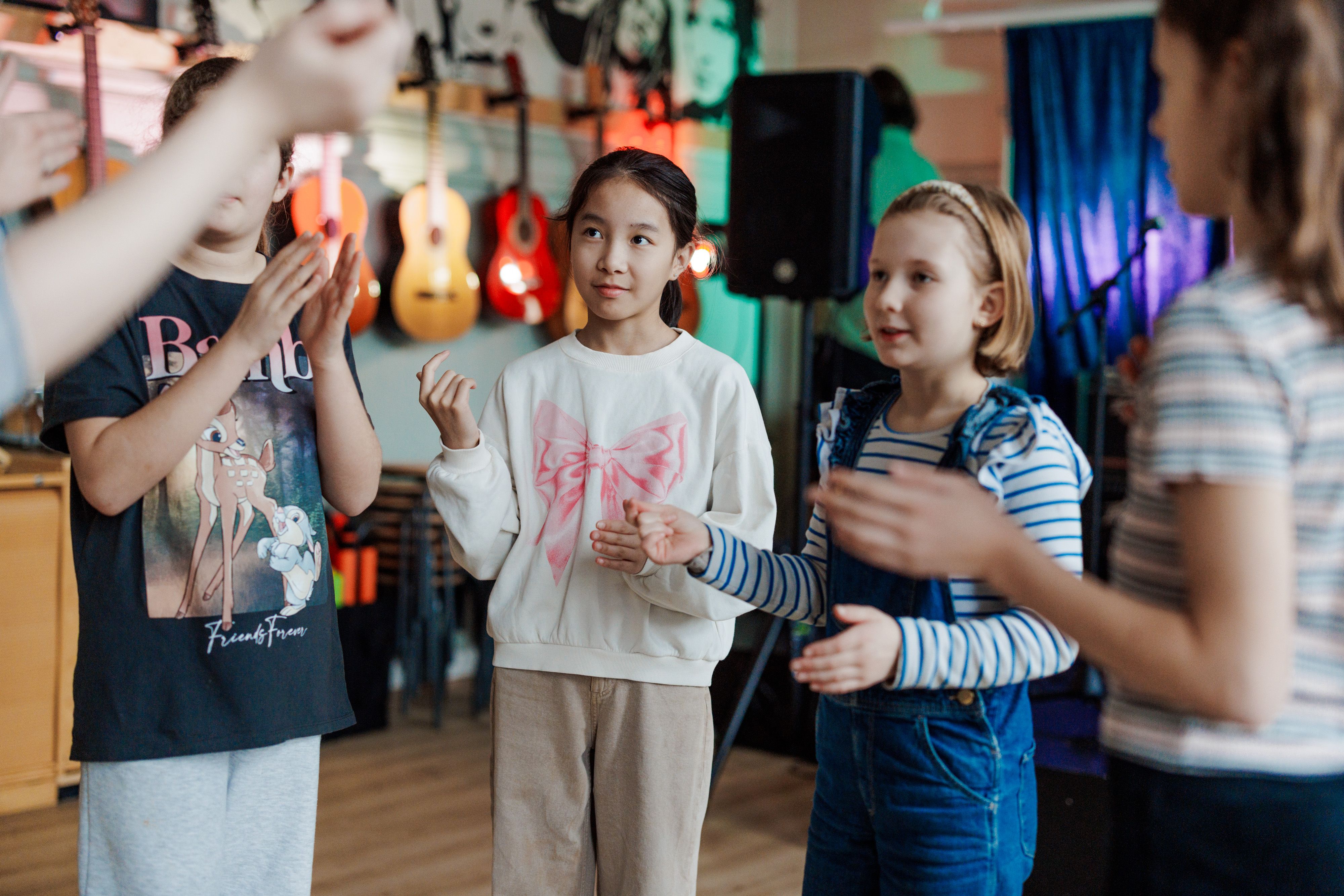 Elever som øver på en klapperytme