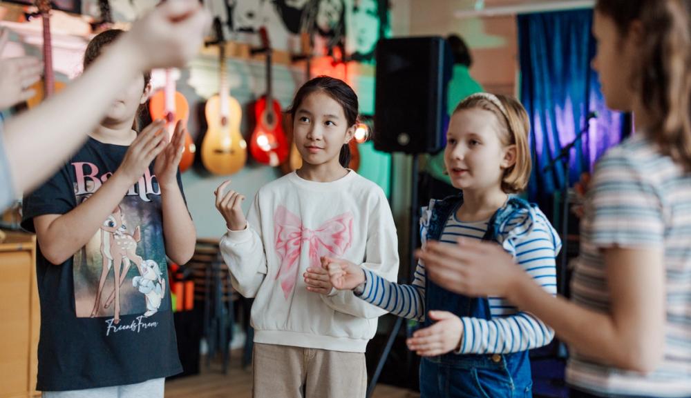 Elever som øver på en klapperytme