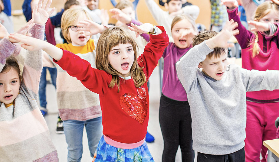 Barn synger i klasserommet