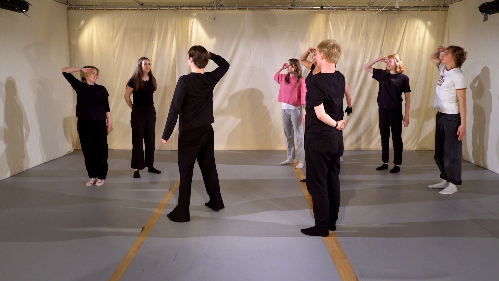 Elever fra Romerike Folkehøgskole som leiker Alle Mann På Dekk