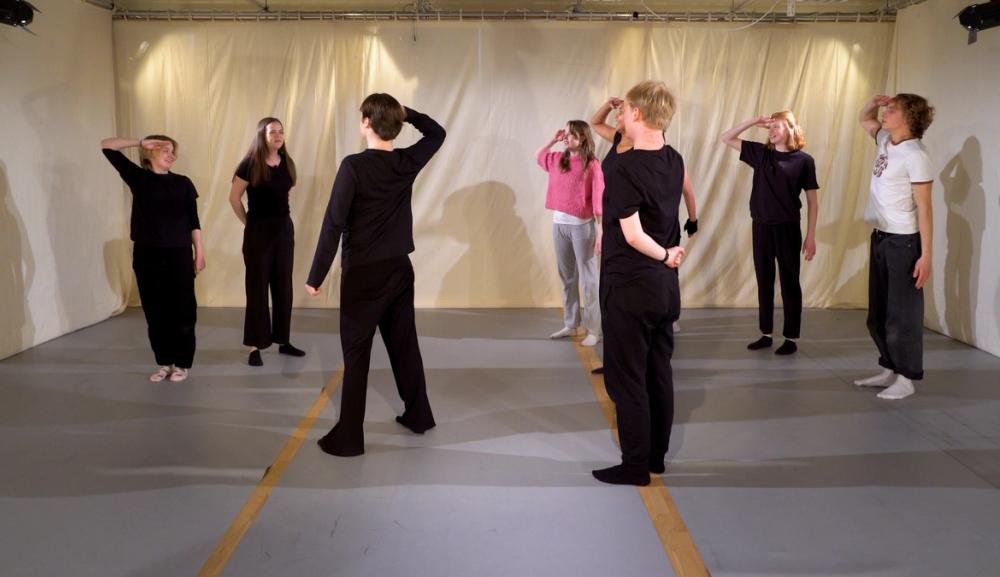 Elever fra Romerike Folkehøgskole som leiker Alle Mann På Dekk