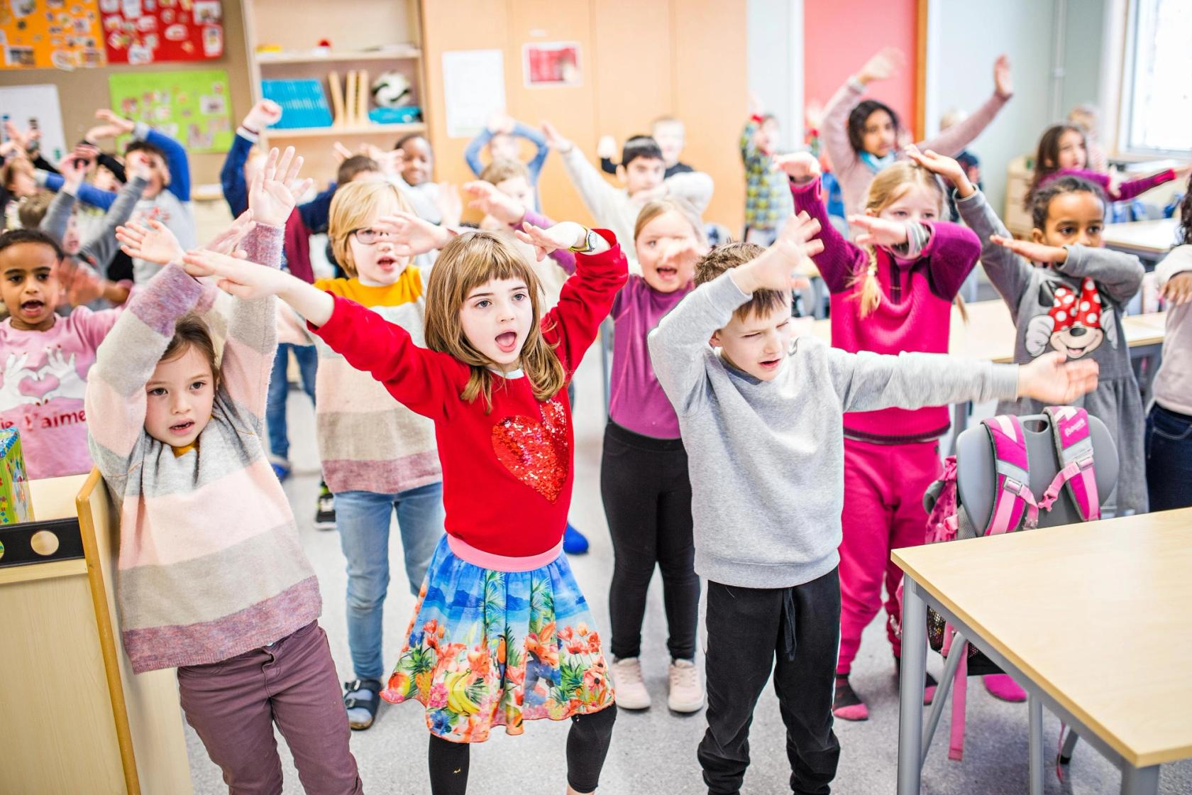Lærer og elever på Jaer skole - Foto: Krafttak for sang