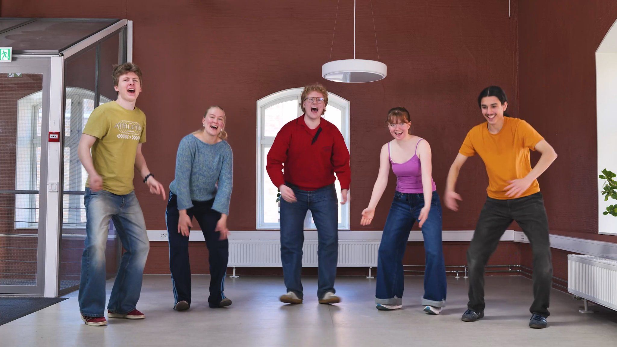 5 ungdommer viser øvelsen