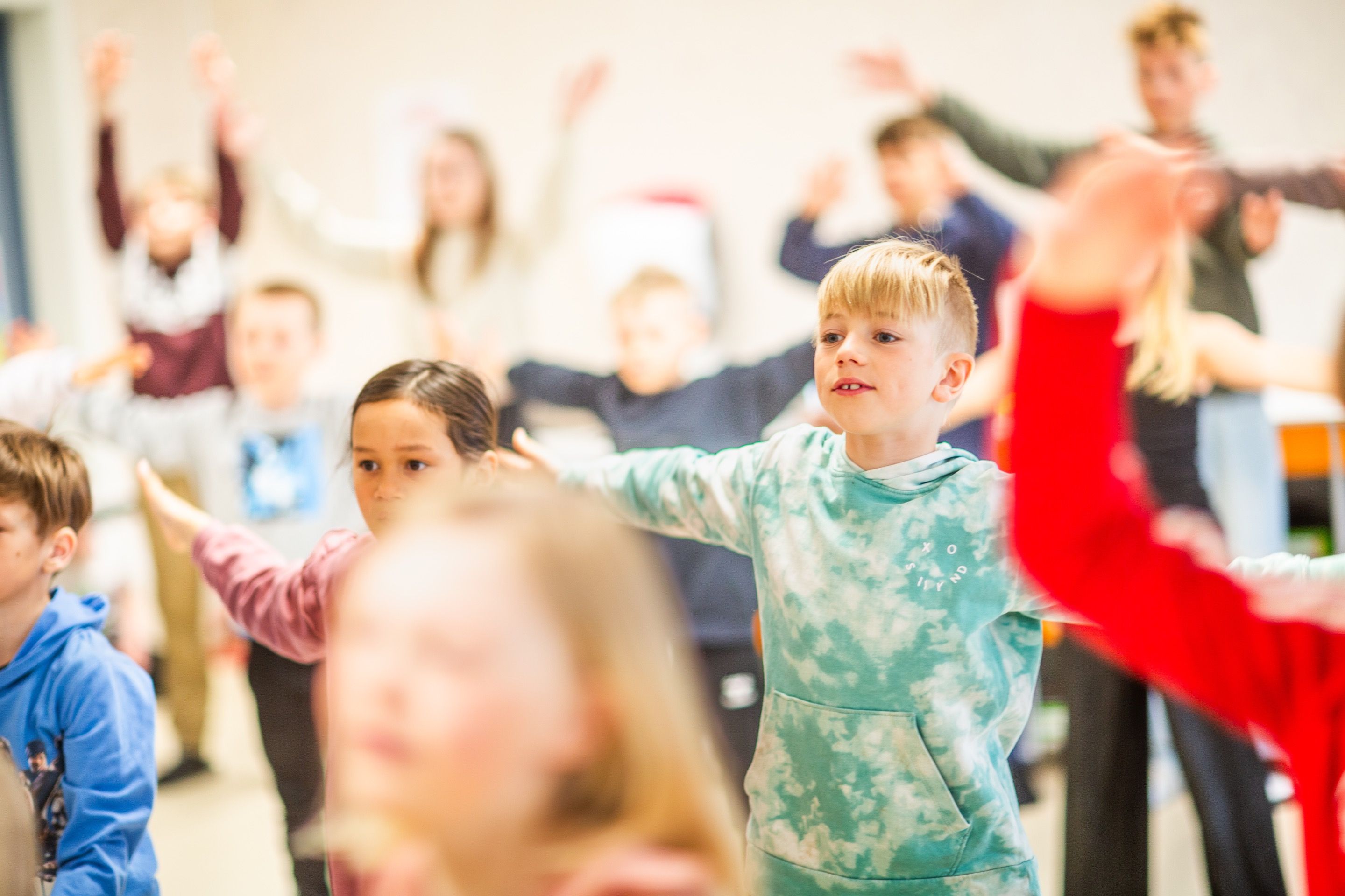 Elever synger og danser i klasserommet