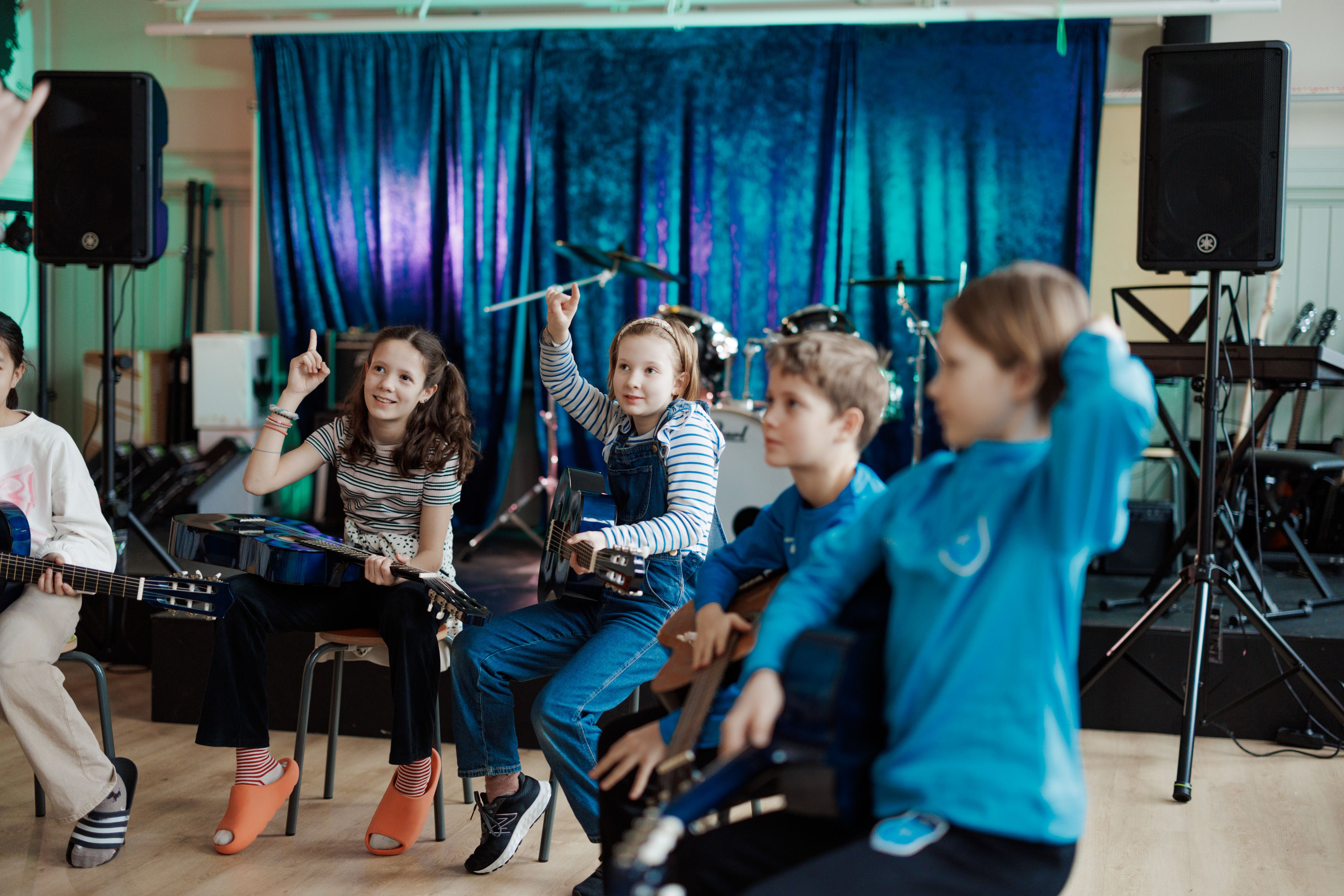 Elever på Vålerenga skole i musikktimen