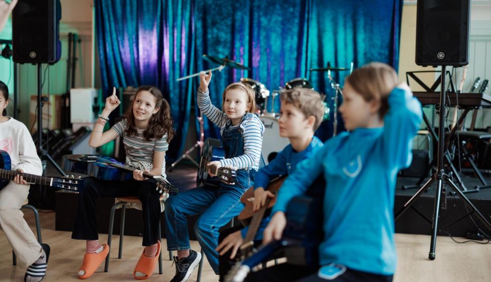 Elever på Vålerenga skole i musikktimen