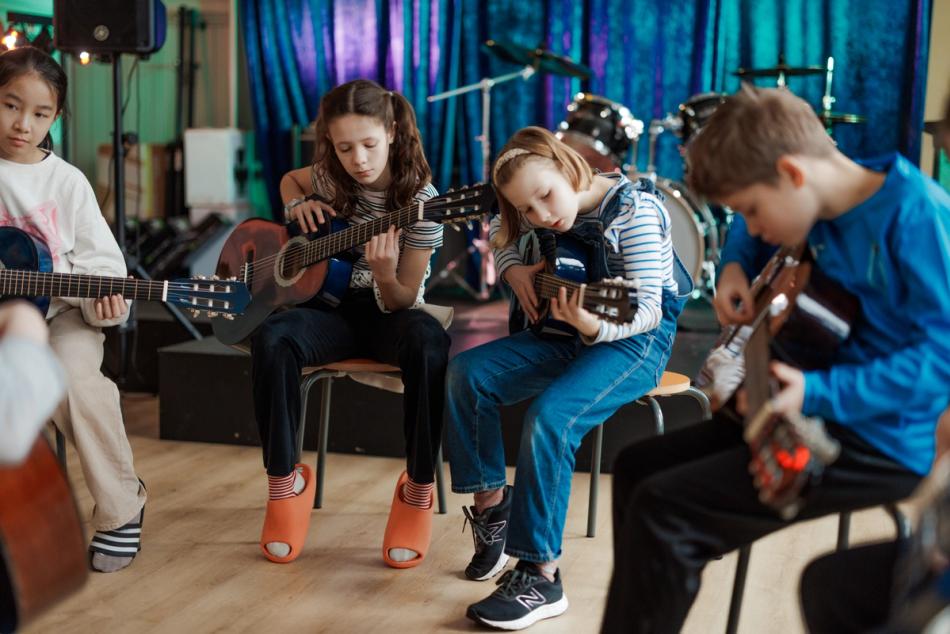 Elever øver på gitar - Foto: Visuello/Musikk i Skolen