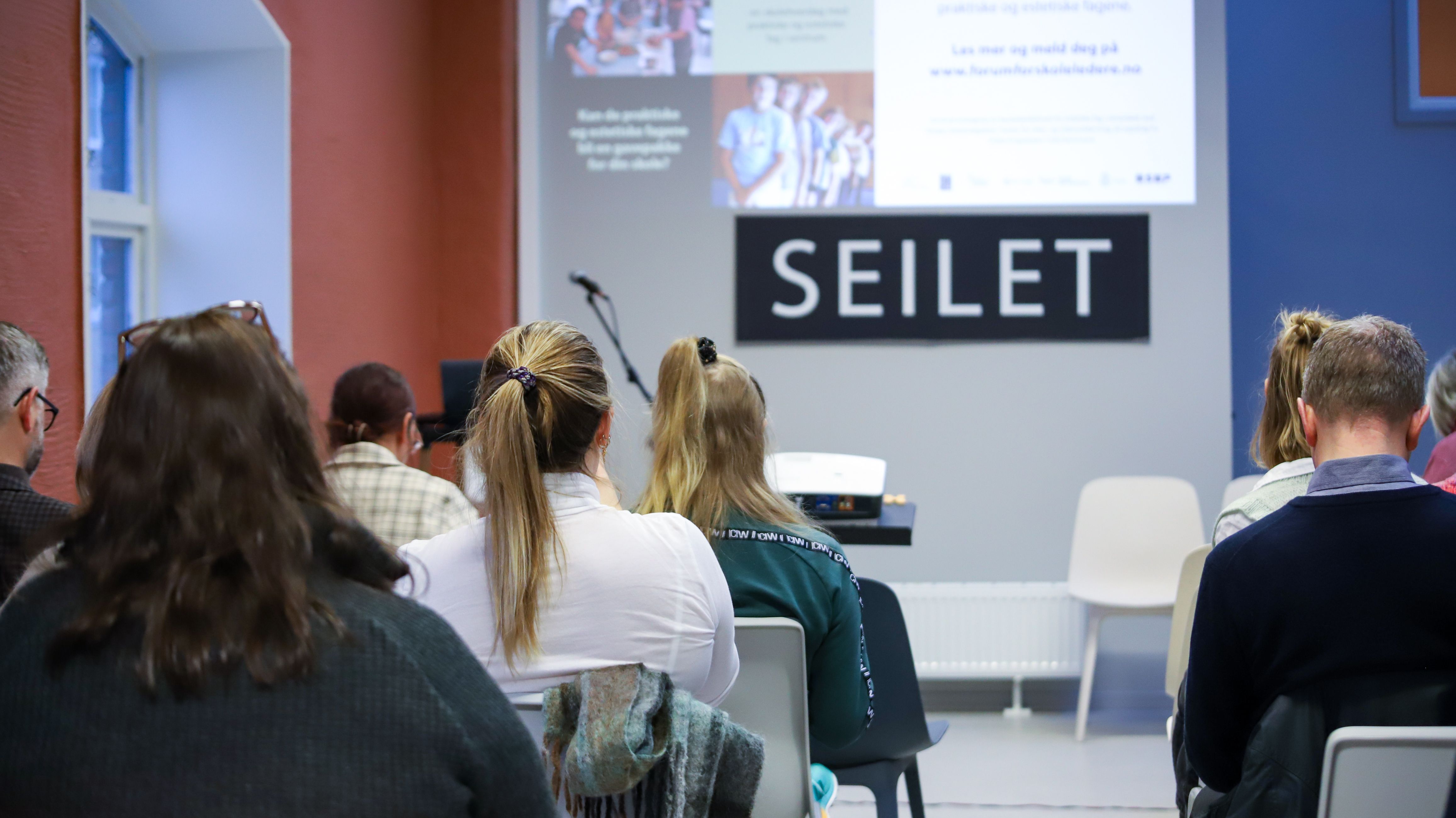 Fem personer strekker knokene mot hverandre i fellesskap.