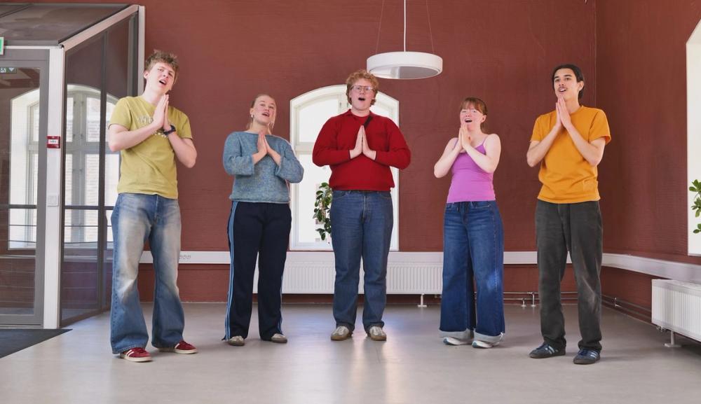 5 ungdommer synger sangen med bevegelser