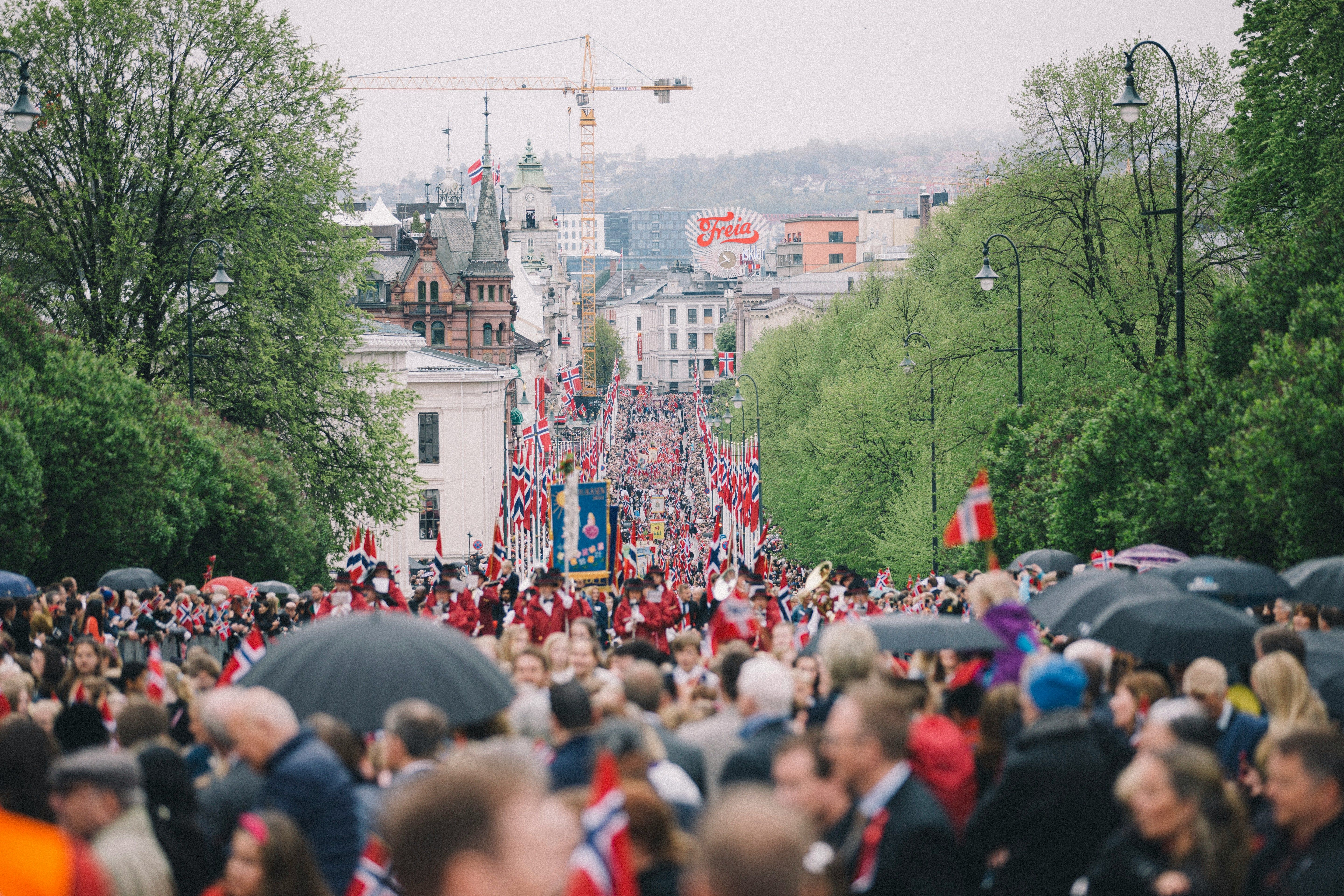 17. mai-tog på Karl Johan - tatt fra slottsbakken med Freia-skiltet i bakgrunnen.