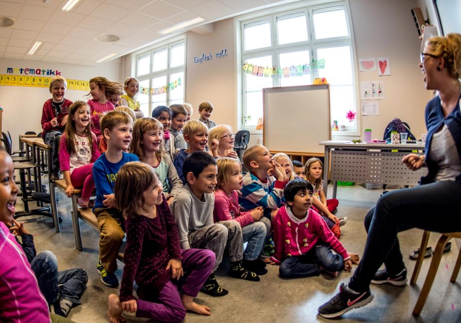 Engasjerte barn i klasserom.