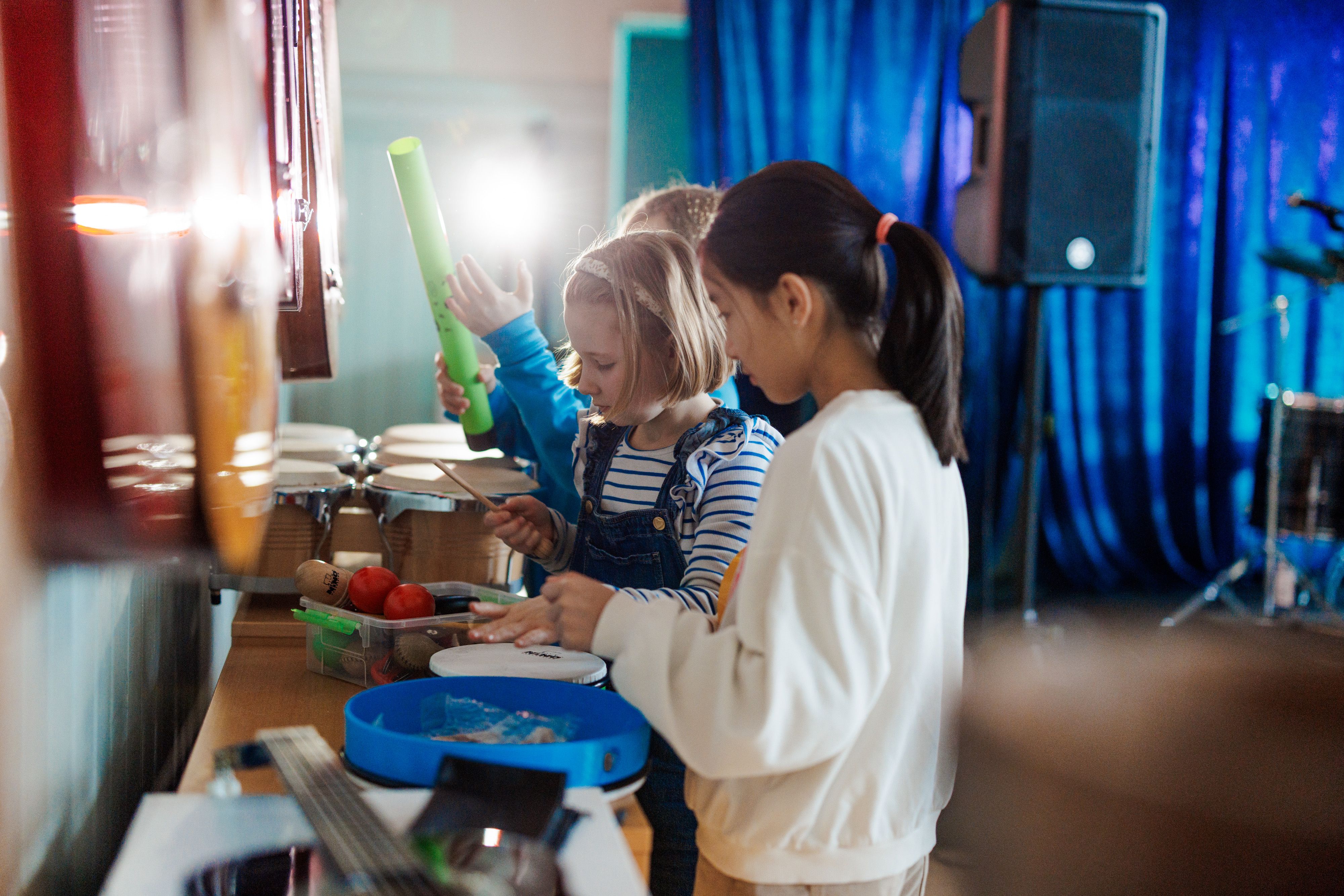 Elever som undersøker ulike rytmeinstrumenter på et musikkromm