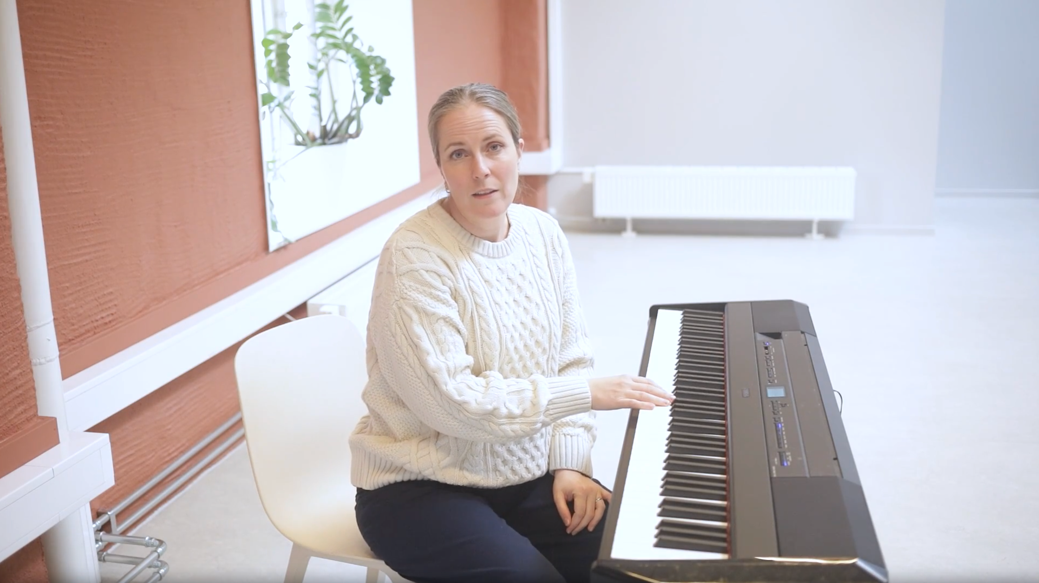 Silje Karlsen ved pianoet