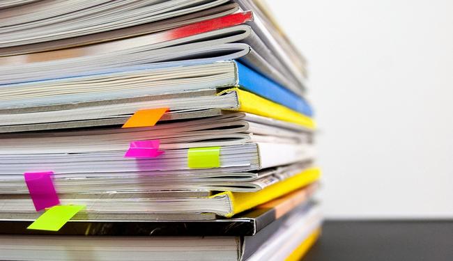 Bunke med bøker og hefter