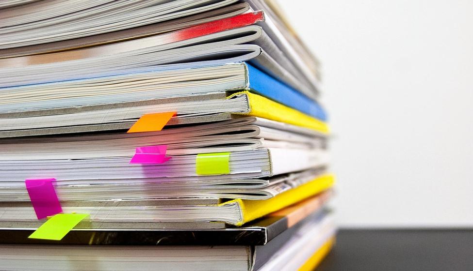 Bunke med bøker og hefter