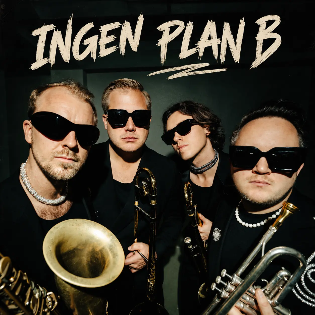 Blåsemafian avbildet med solbriller og blåseinstrumenter. Bildet har påskriften Ingen Plan B