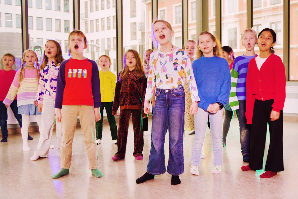 Elever på Ruseløkka skole i Oslo synger på årets #sangminuttene