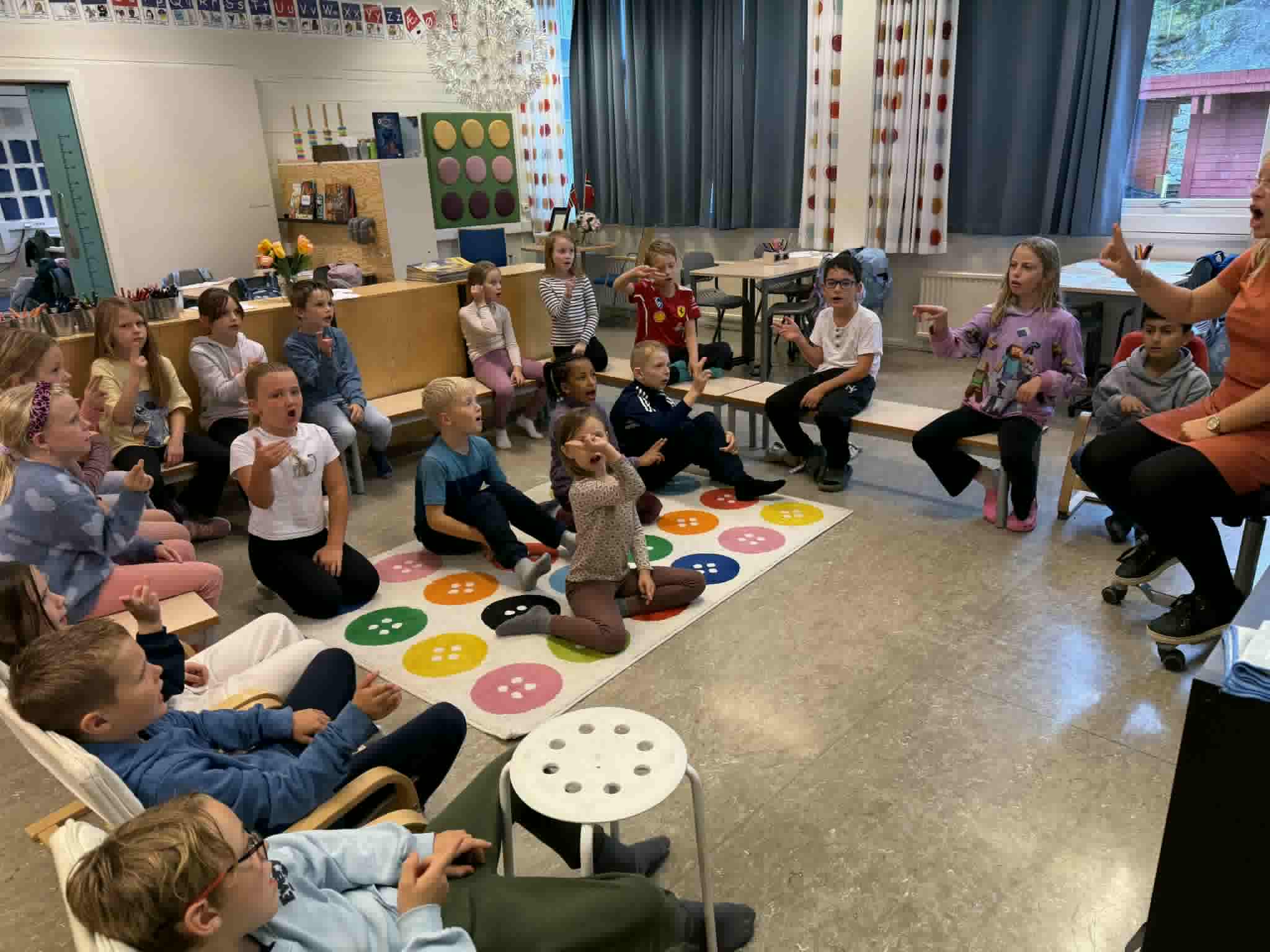 Elever ved Hordvik skole synger sammen i klasserommet