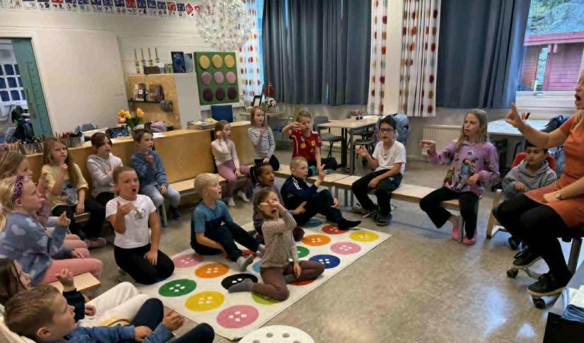 Elever ved Hordvik skole synger sammen i klasserommet