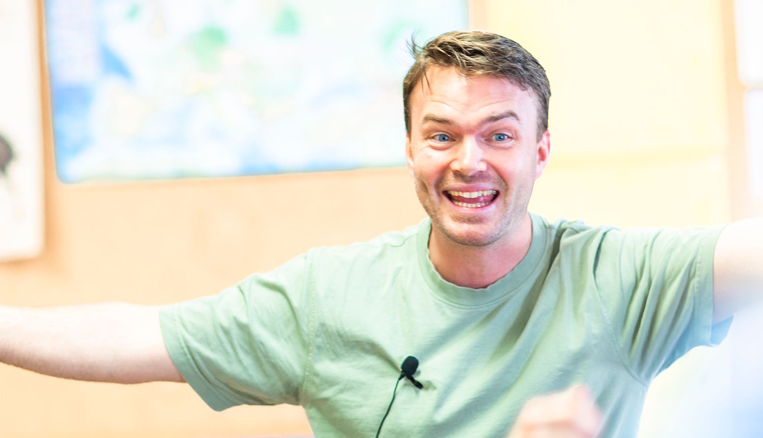 Lærer synger med klassen sin