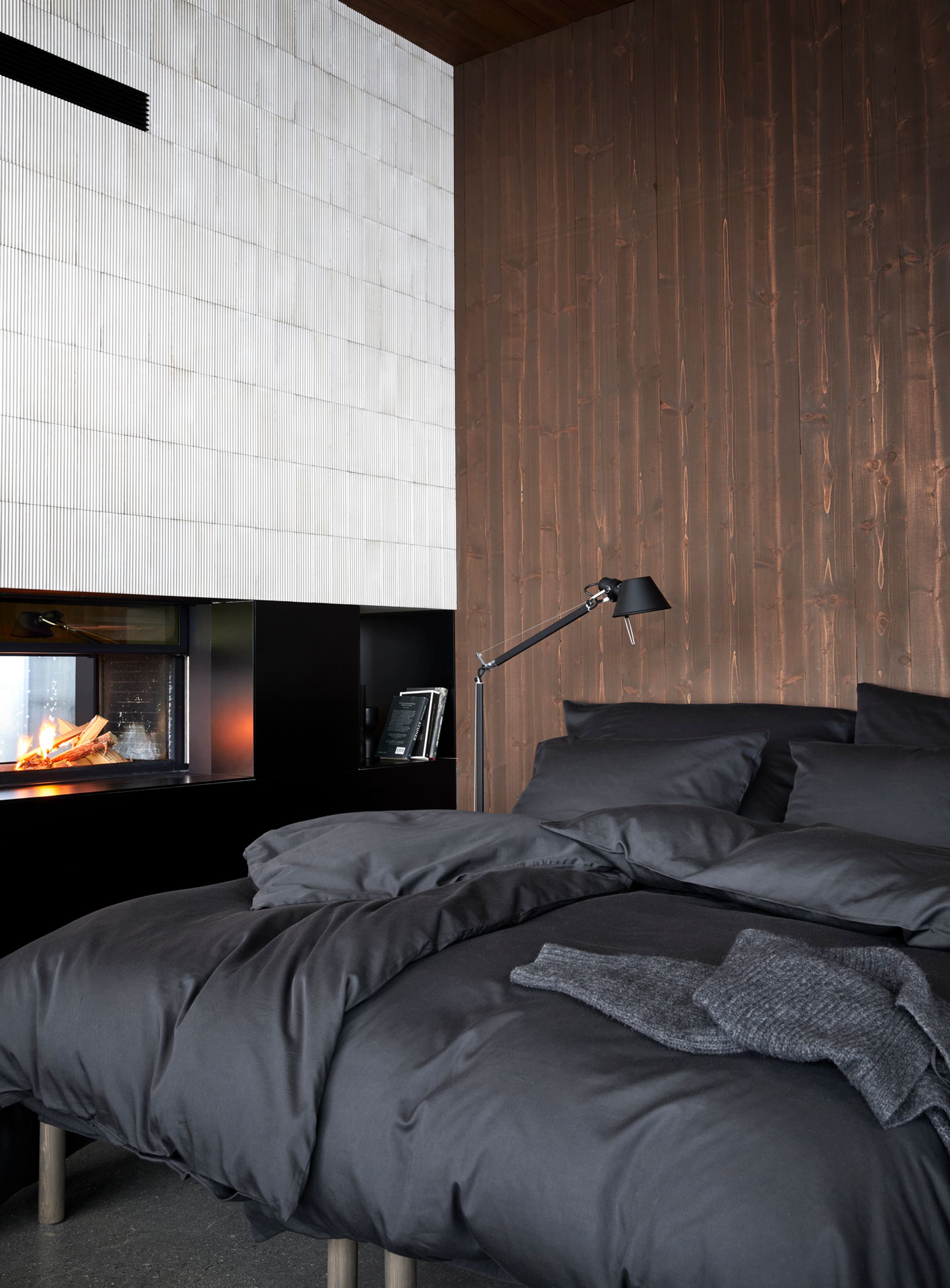 Nærbilde av oppredd seng med Høie Tor og Frøya sengesett i beige – en avslappet miks av smale striper og ensfarget bomull, som skaper en rolig og lun atmosfære på soverommet.