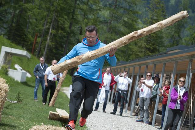 Baumstamm-Weitwurf beim Teamwettbewerb