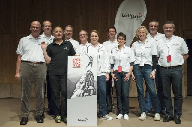 Leithart Team-Gruppenfoto mit Banner