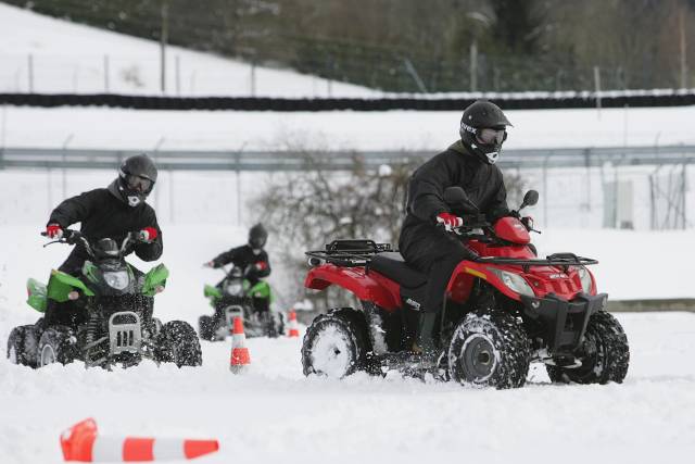 Quad-Fahren im Schnee als Teamaktivität