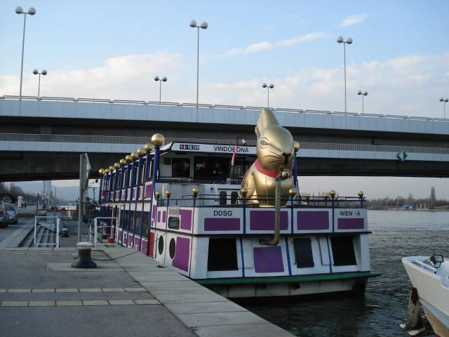 Lindt Hase Schiff Donau Wien
