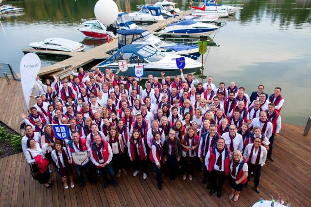 Großes Team im Matrosenoutfit am See