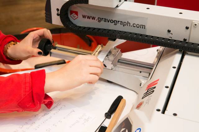 Gravograph Graviermaschine in Aktion