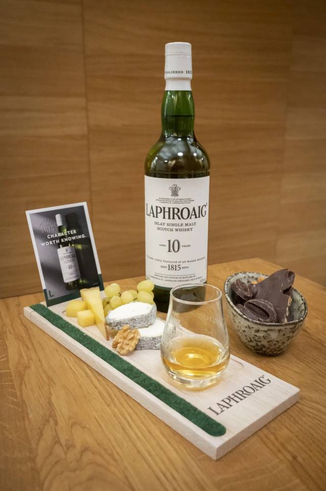 Laphroaig Whisky Verkostungsbrett mit Käse