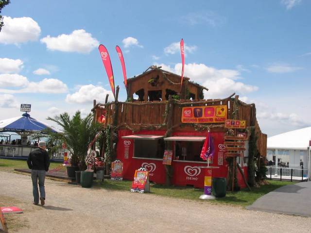 Eskimo Summer Camp Outdoor-Stand