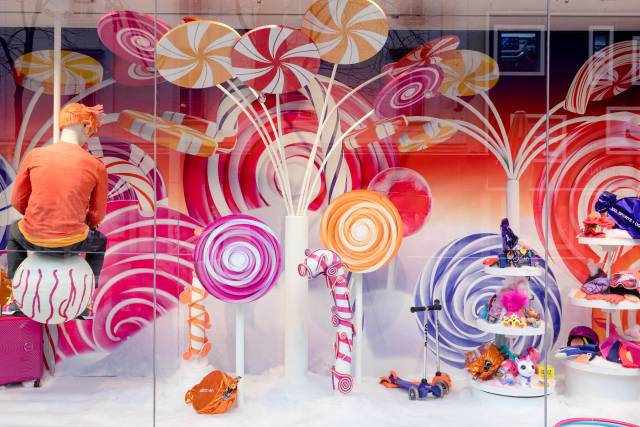 Gerngross Süßigkeiten-Schaufenster bunt