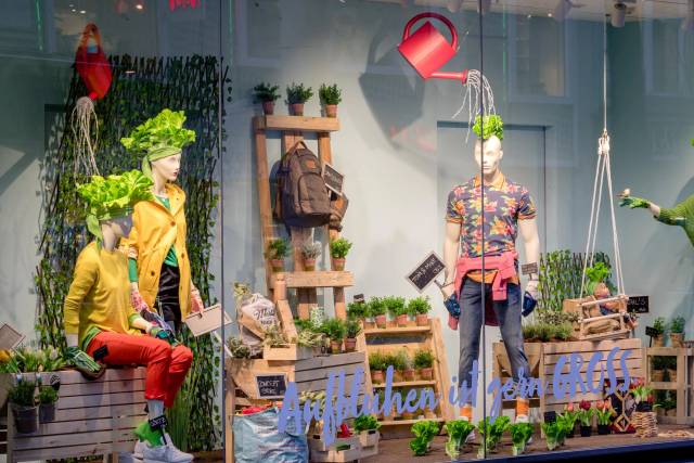 Mode-Schaufenster Nachhaltigkeit Pflanzen Mannequins