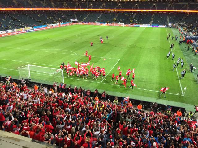 Österreichische Fans feiern Sieg im Stadion