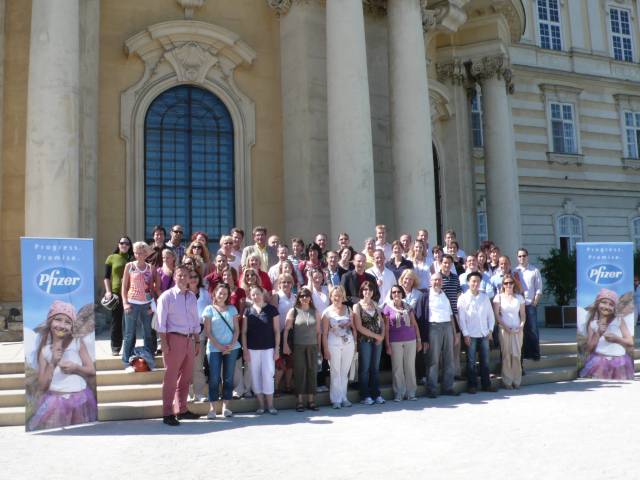 Pfizer Gruppenphoto vor Schloss