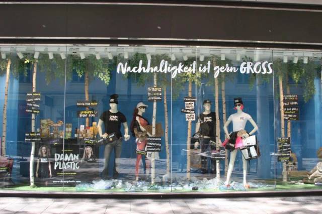 Gerngross Nachhaltigkeit Damn Plastic Schaufenster