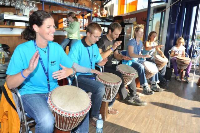 OMV Mitarbeiter spielen Djembe-Trommeln