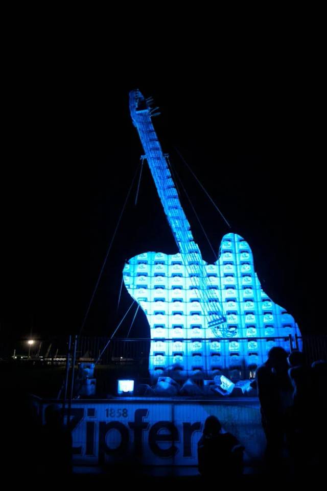 Zipfer Gitarre Großinstallation Nacht